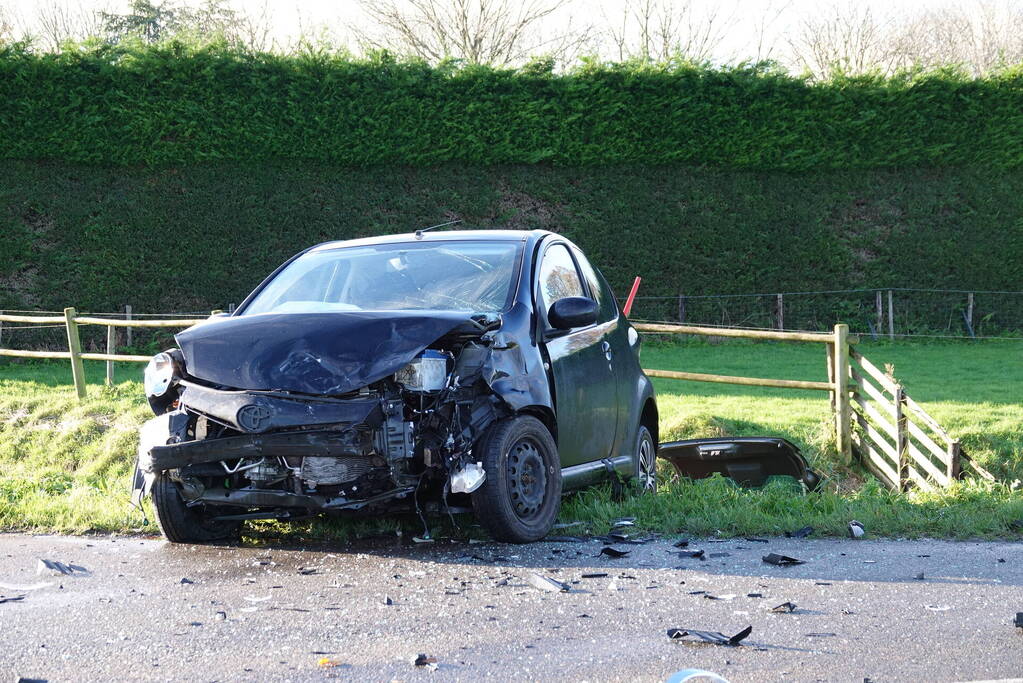 Auto belandt in sloot bij botsing