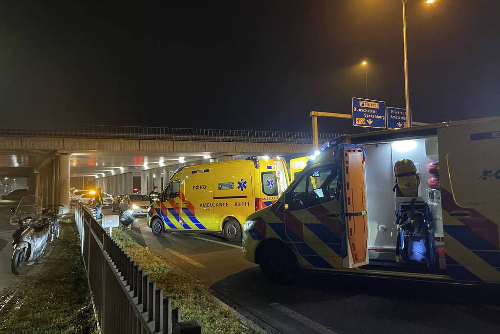 Persoon valt van viaduct en belandt op personenauto