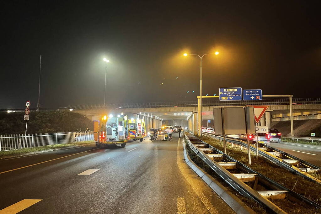 Persoon valt van viaduct en belandt op personenauto