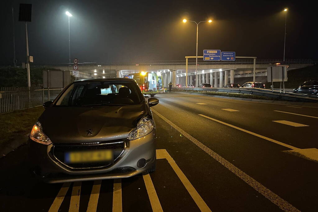 Persoon valt van viaduct en belandt op personenauto