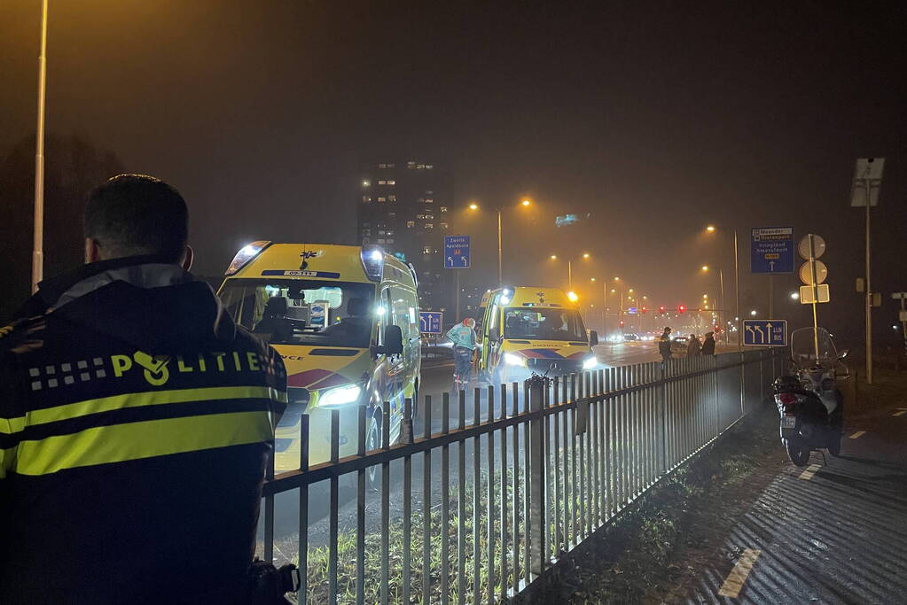 Persoon valt van viaduct en belandt op personenauto