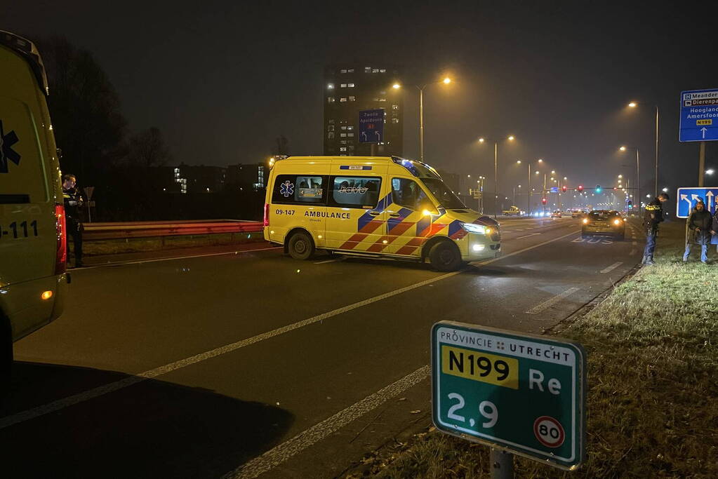 Persoon valt van viaduct en belandt op personenauto