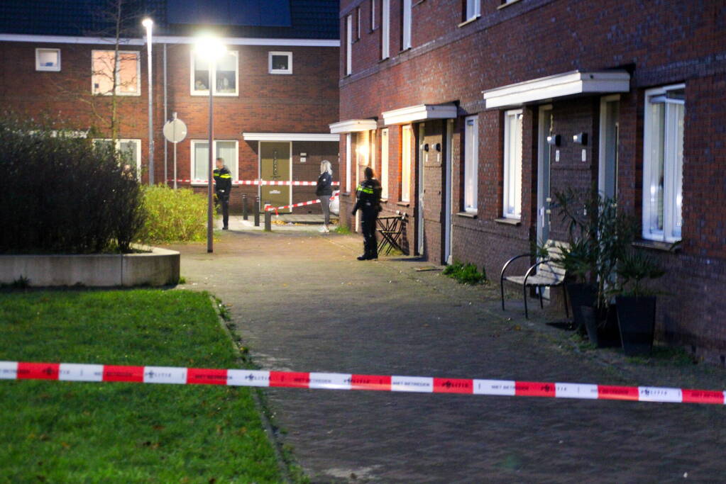 Twee aanhoudingen na chemische lucht in woning, mogelijke drugslab aanwezig