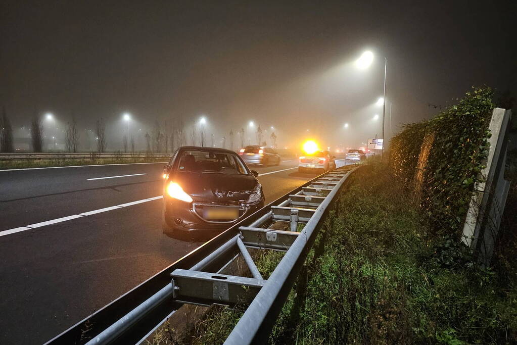 Personenauto's in botsing op afrit