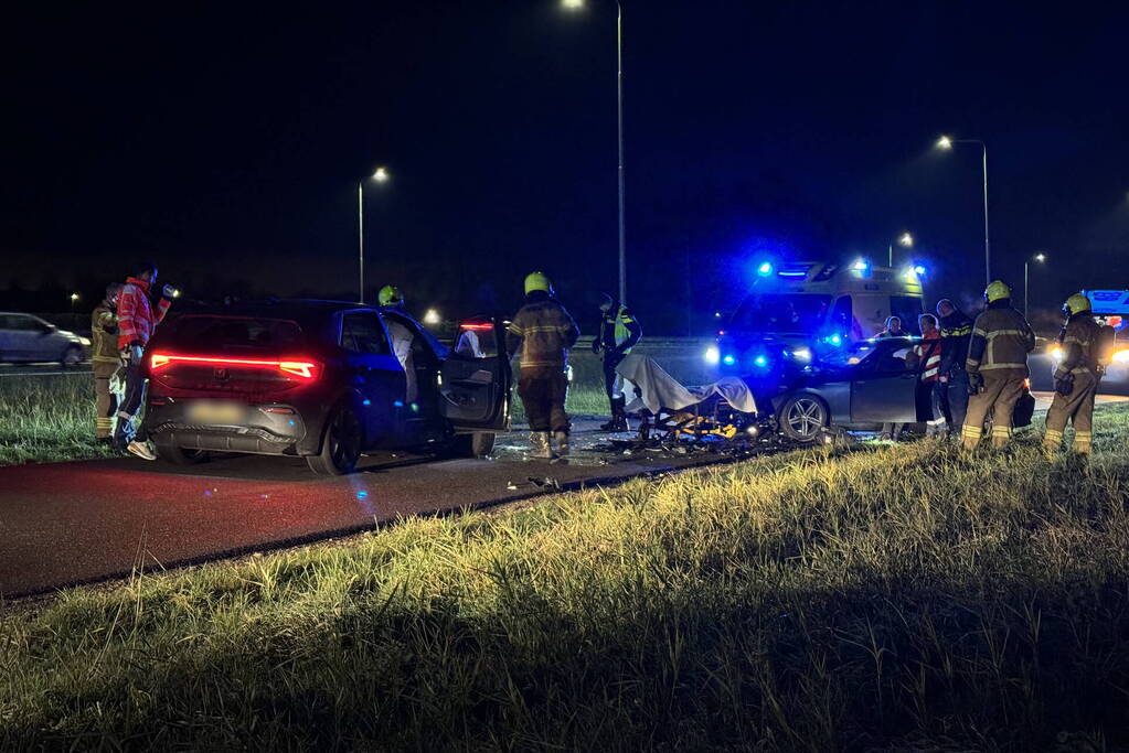 Twee auto's botsen frontaal op elkaar