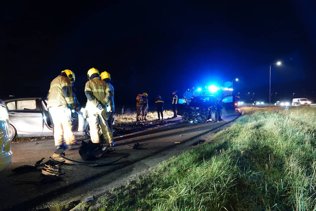 Twee auto's botsen frontaal op elkaar