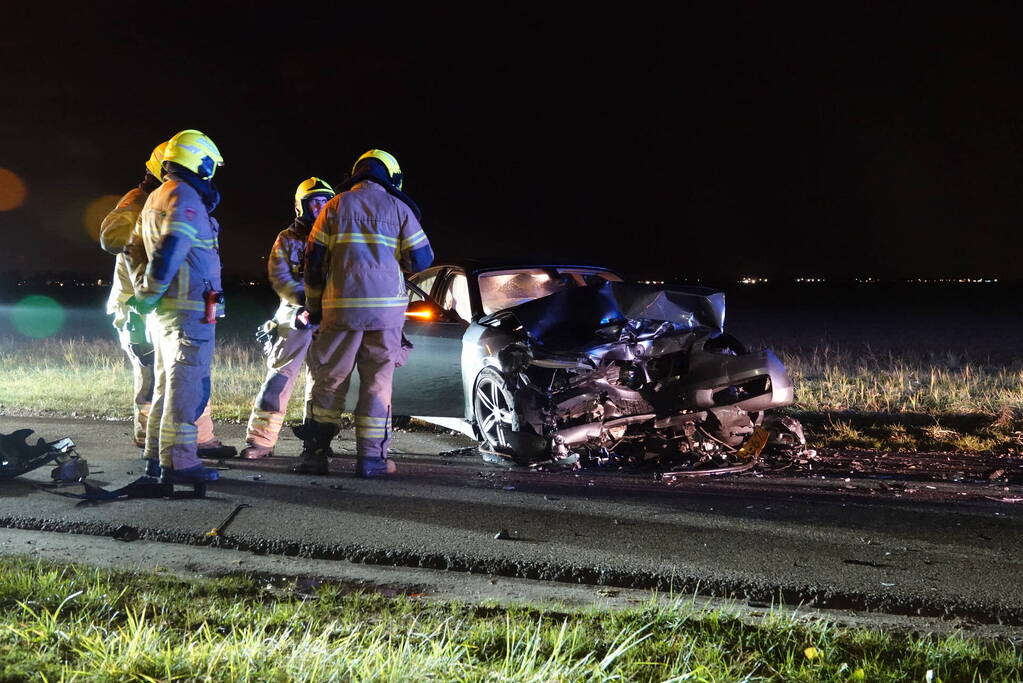 Twee auto's botsen frontaal op elkaar