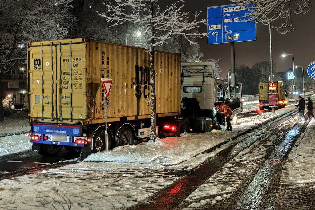 Vrachtwagen in de problemen door sneeuwval