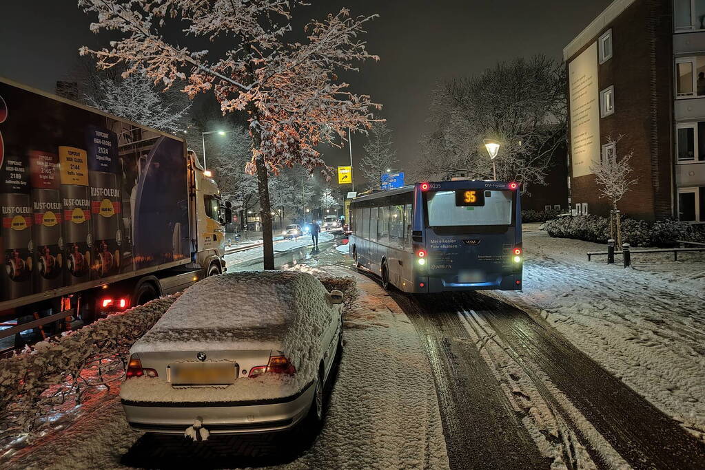 Vrachtwagen in de problemen door sneeuwval