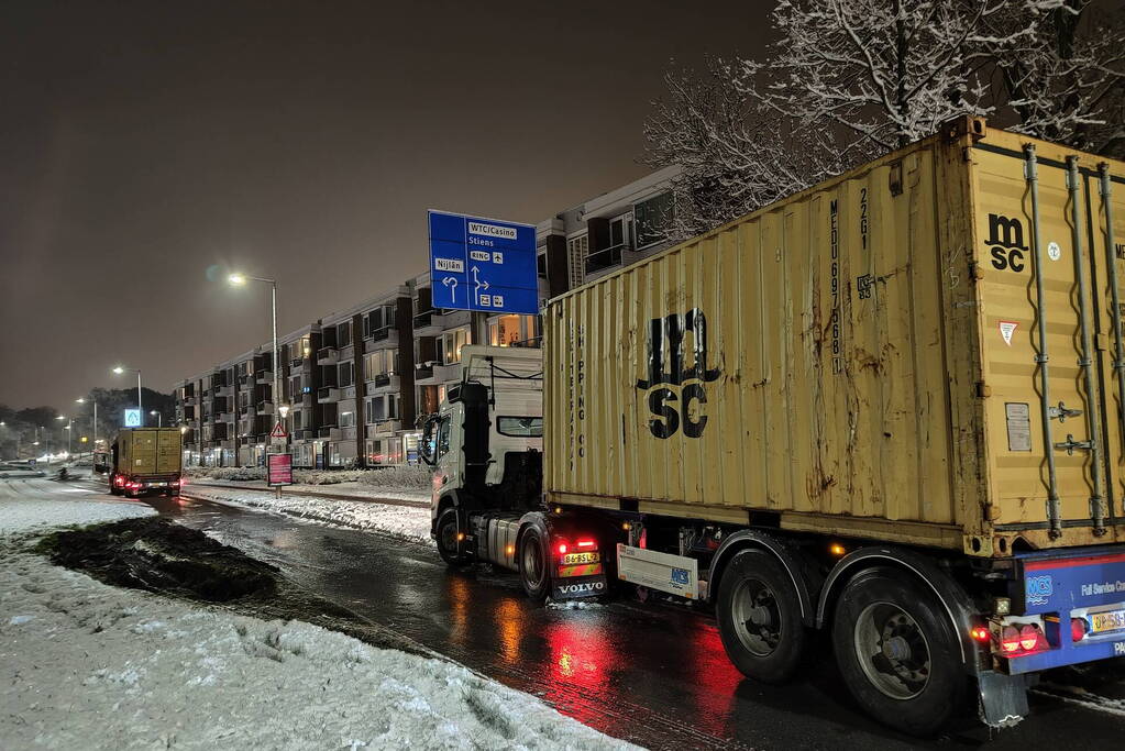 Vrachtwagen in de problemen door sneeuwval