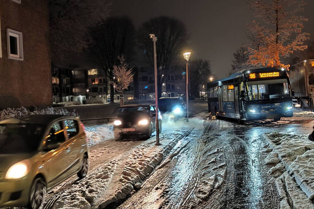 Vrachtwagen in de problemen door sneeuwval