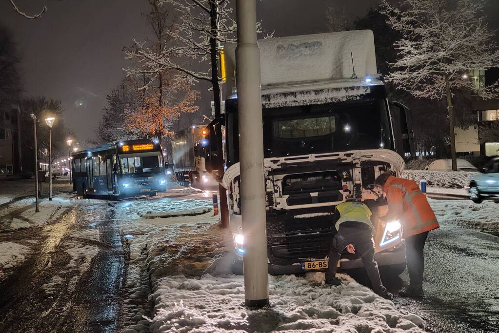 Vrachtwagen in de problemen door sneeuwval