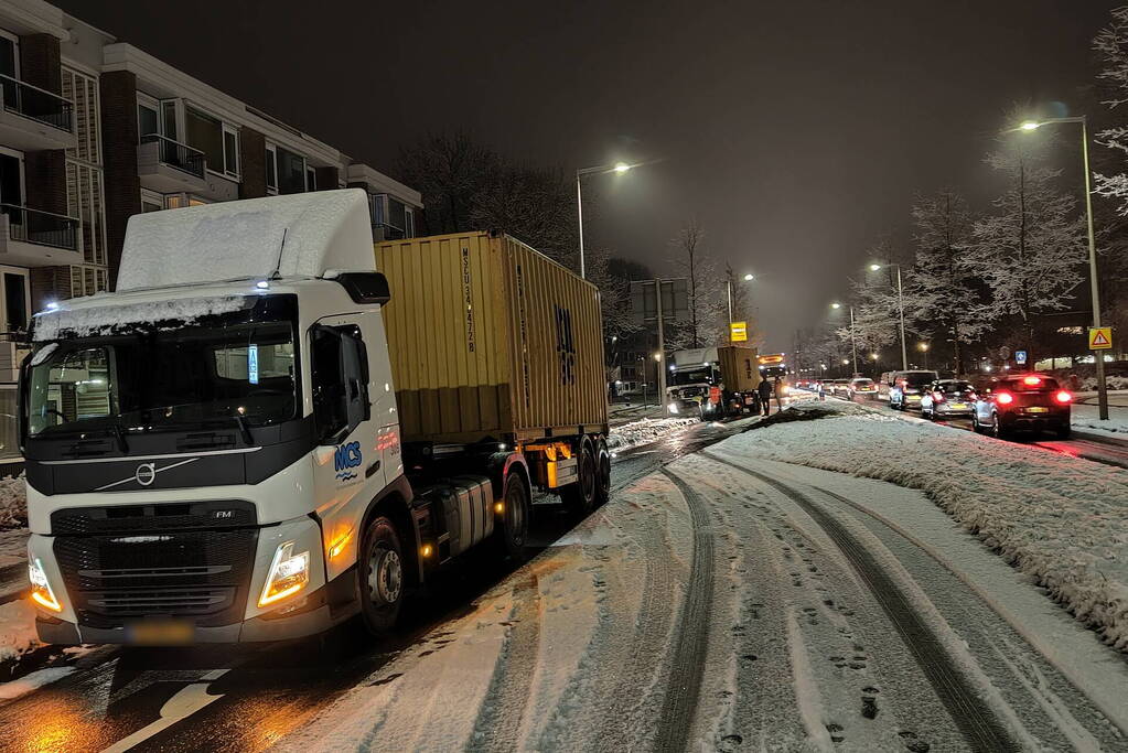 Vrachtwagen in de problemen door sneeuwval