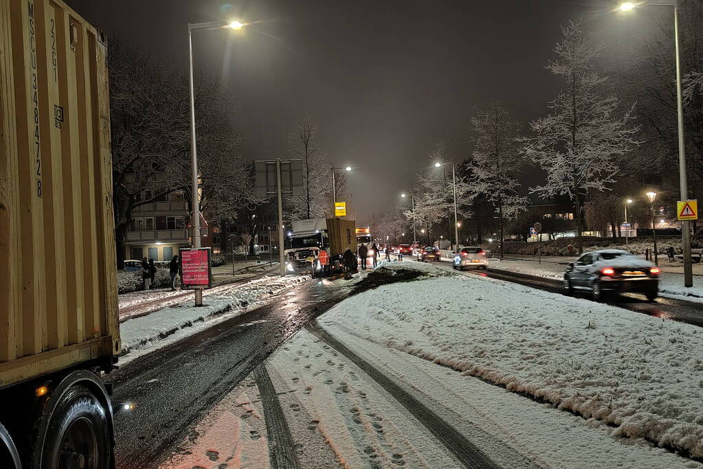 Vrachtwagen in de problemen door sneeuwval