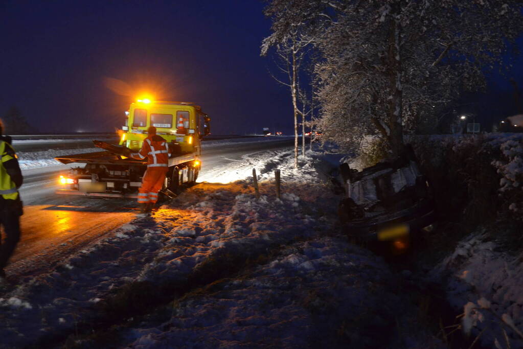 Automobilist op zijn kop in greppel