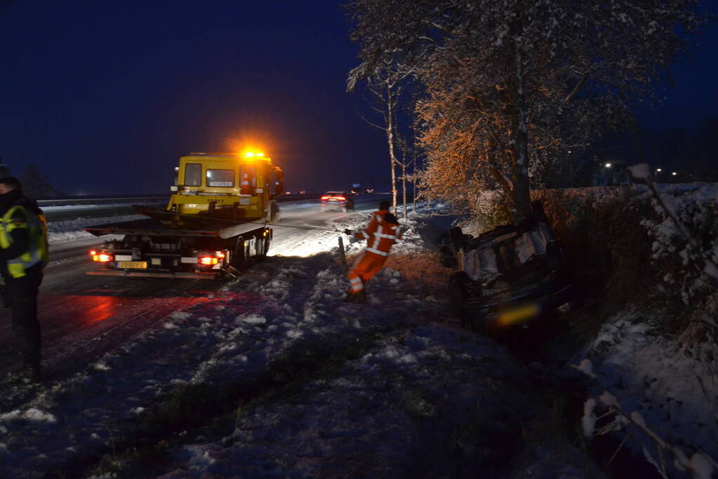 Automobilist op zijn kop in greppel