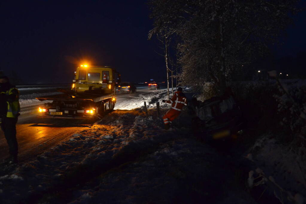 Automobilist op zijn kop in greppel