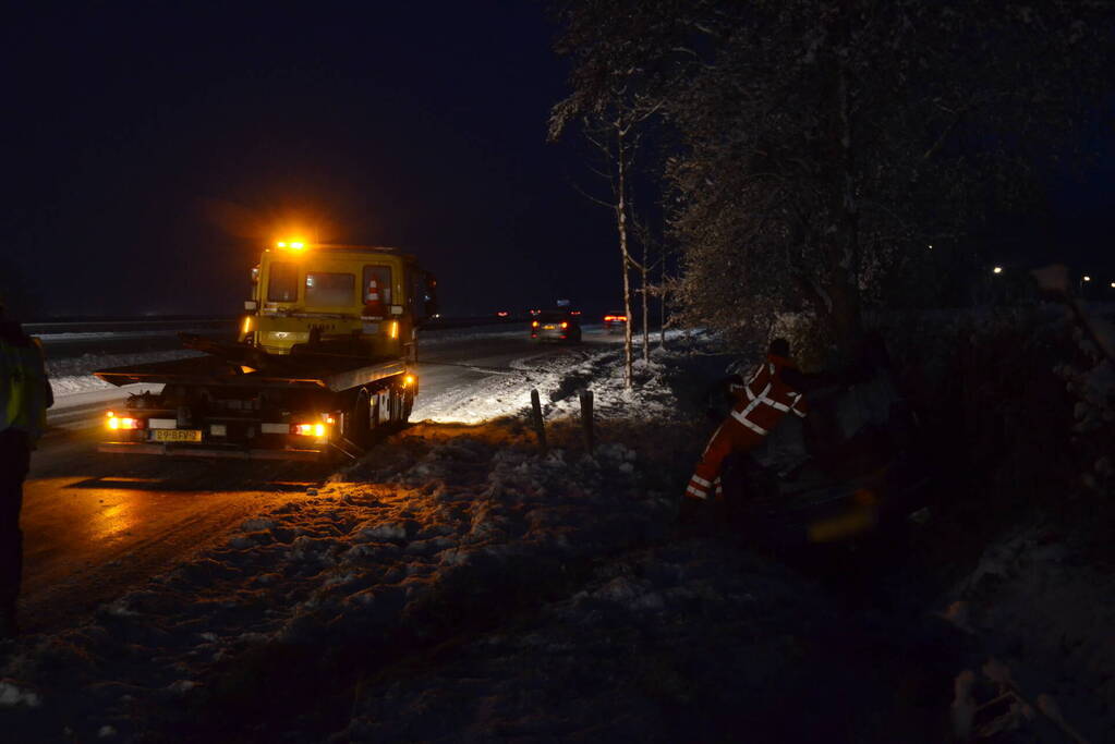 Automobilist op zijn kop in greppel