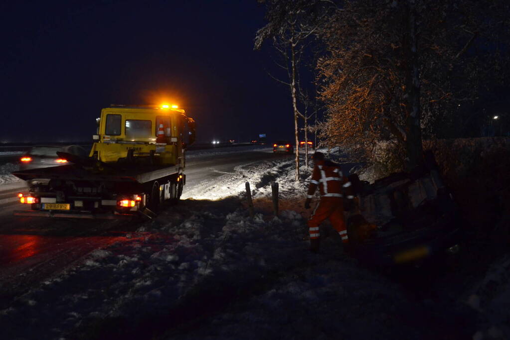 Automobilist op zijn kop in greppel