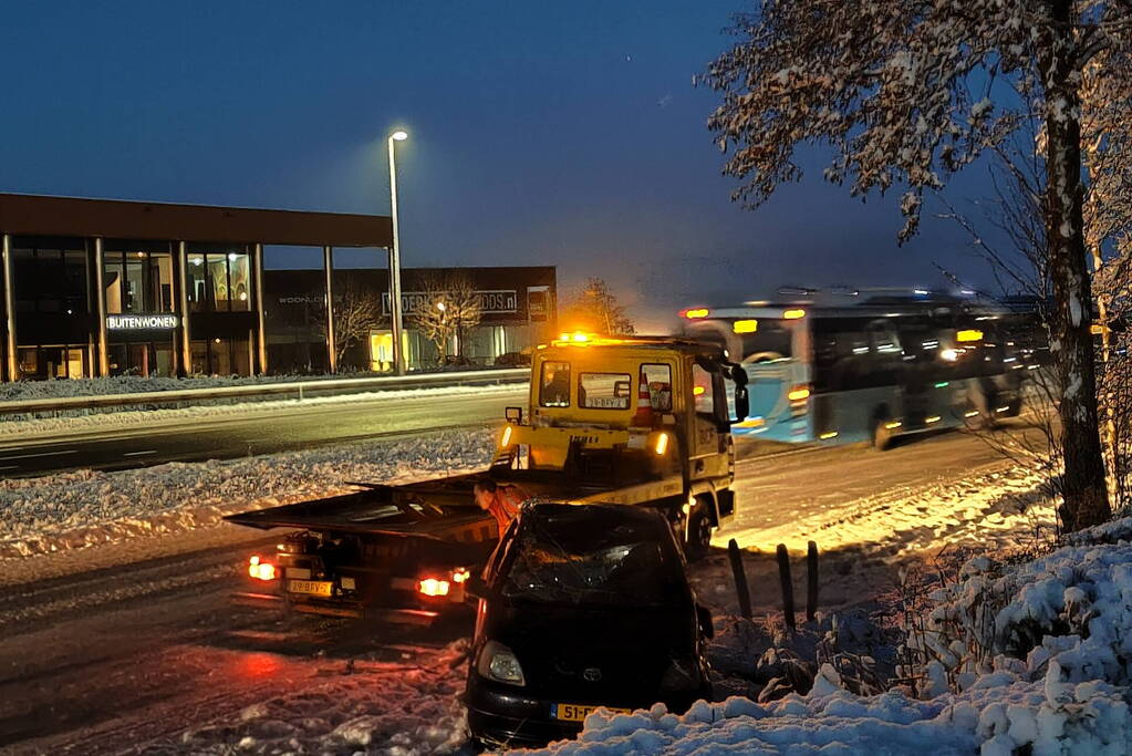 Automobilist op zijn kop in greppel