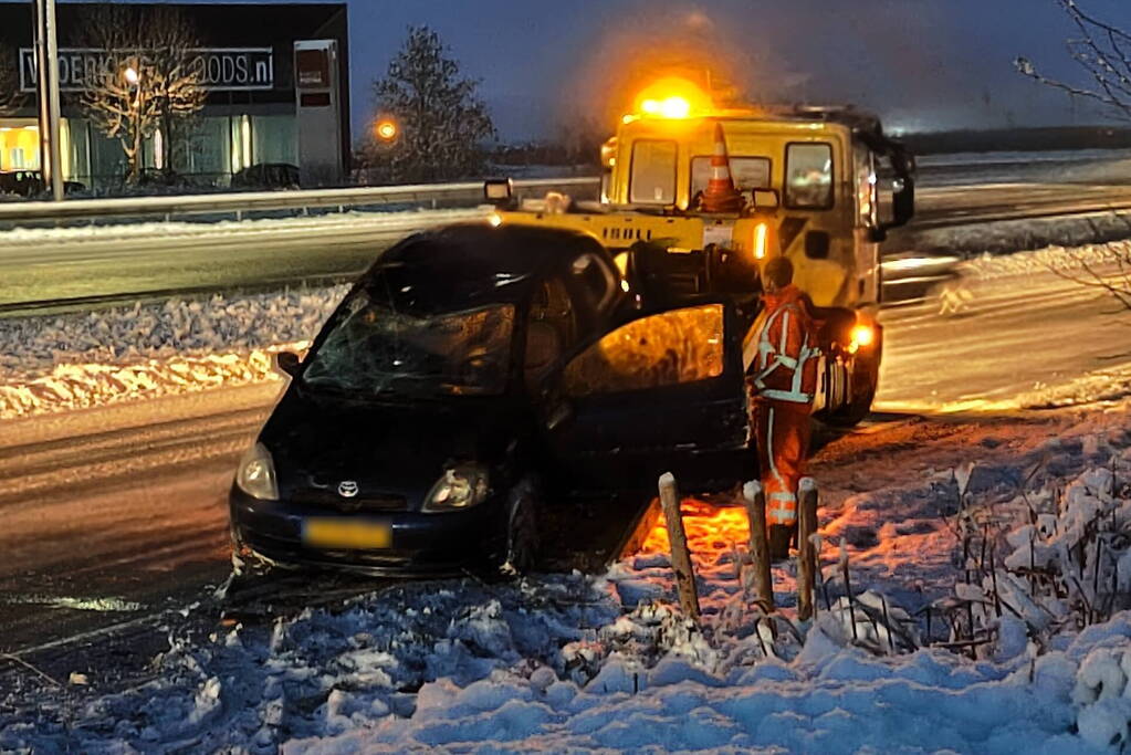 Automobilist op zijn kop in greppel