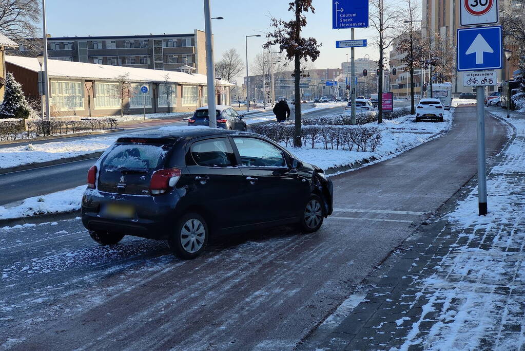 Schade bij ongeval tussen twee auto's