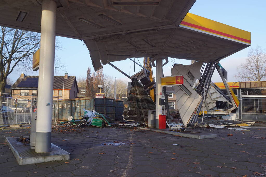 Tankstation wordt gesloopt om plaats te maken voor supermarkt