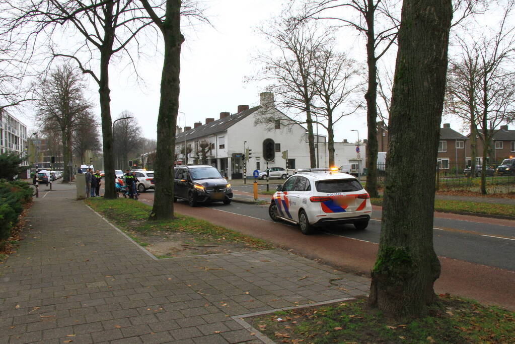 Fietser gewond bij aanrijding met bestelbus