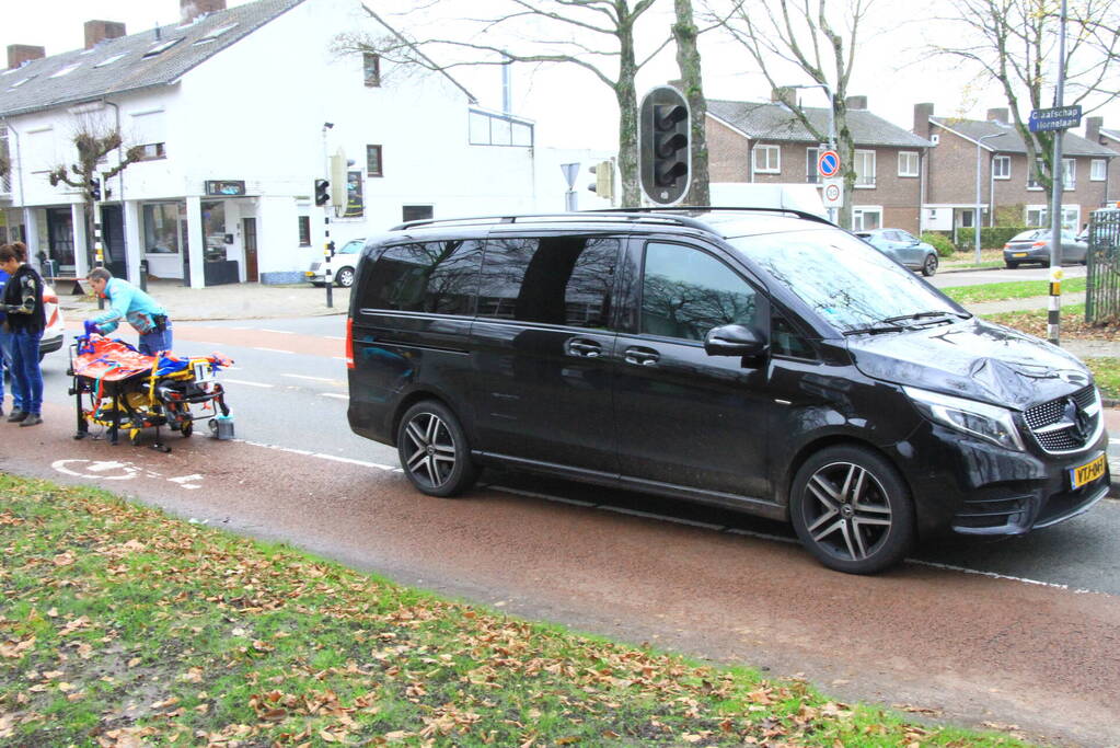 Fietser gewond bij aanrijding met bestelbus