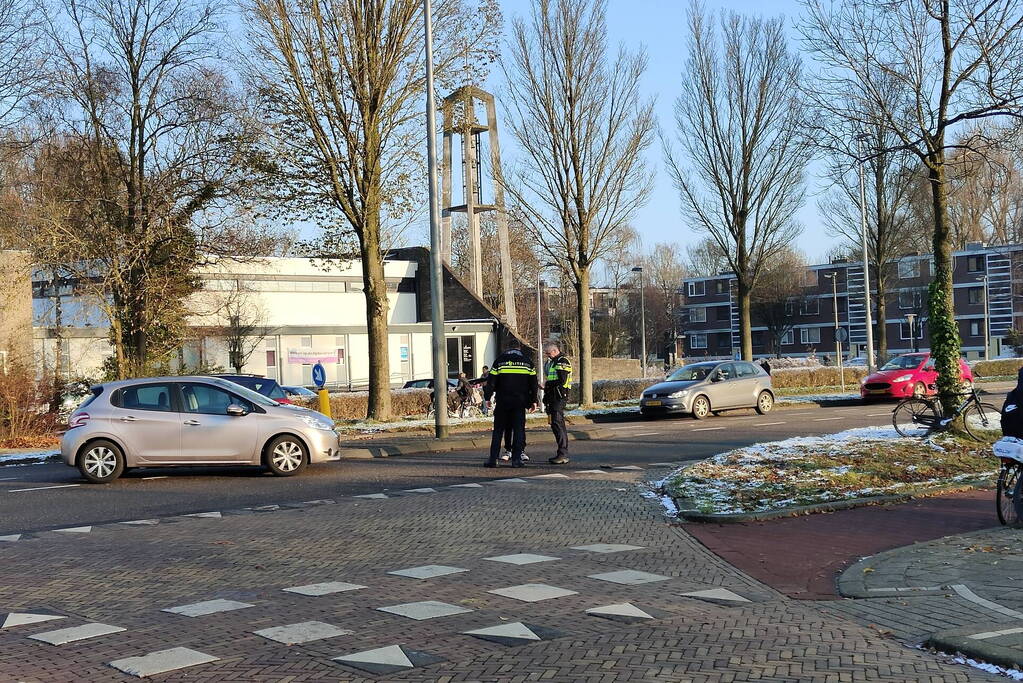 Scholier op fiets geschept door auto