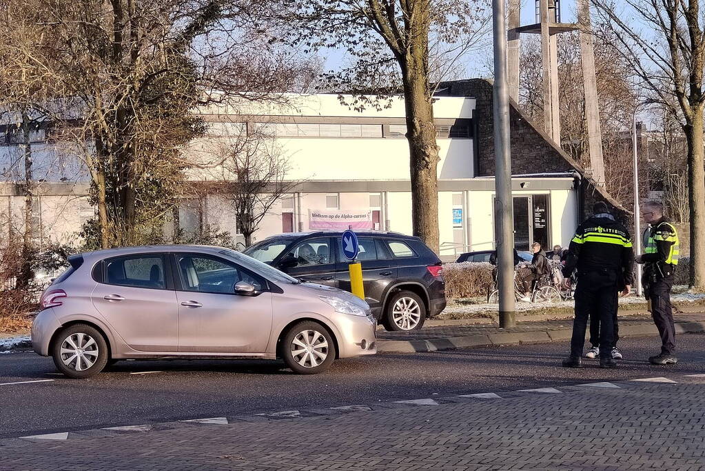 Scholier op fiets geschept door auto