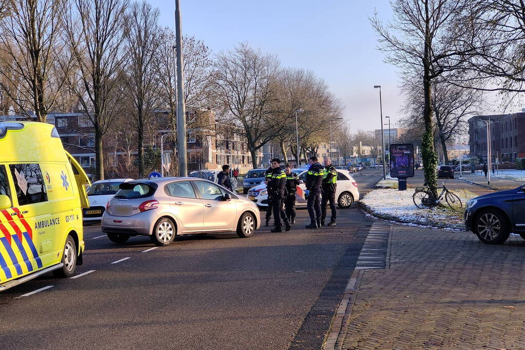 Scholier op fiets geschept door auto