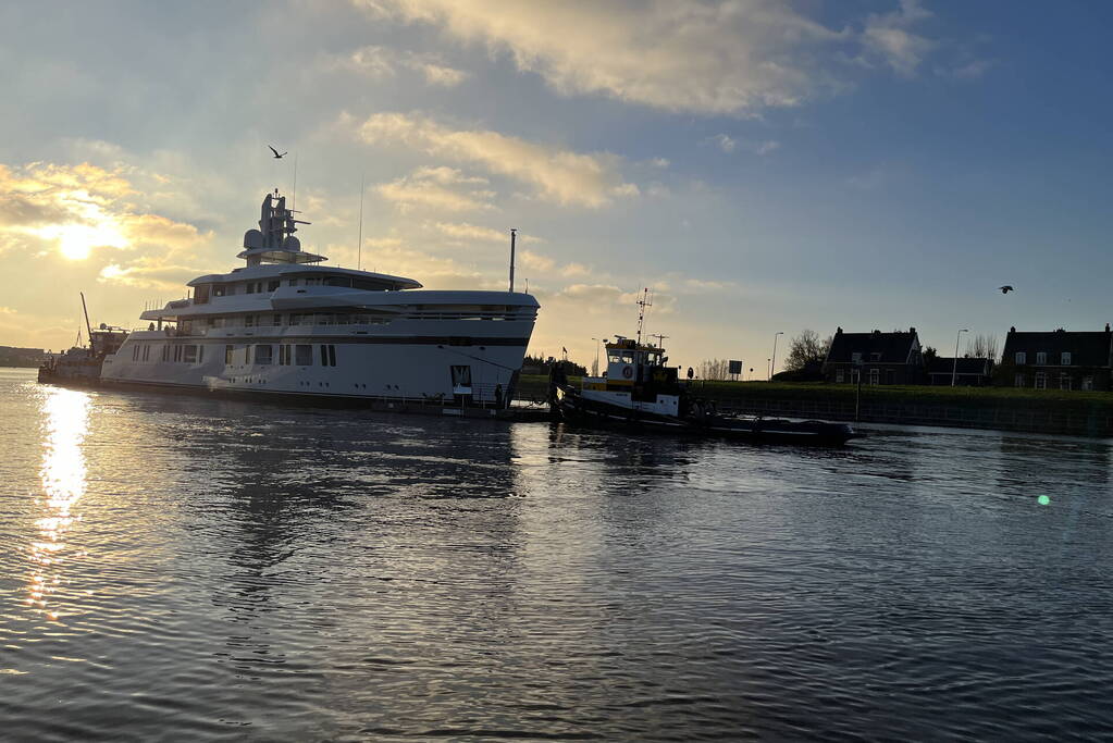 Mega jacht 'Capri' opweg naar afbouw