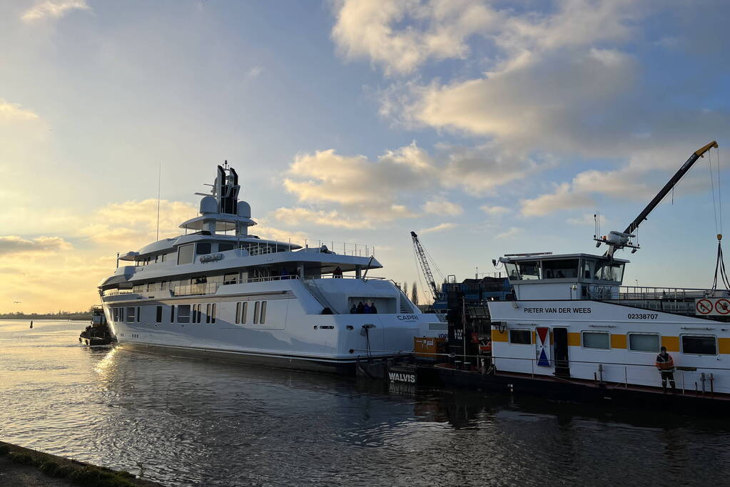 Mega jacht 'Capri' opweg naar afbouw