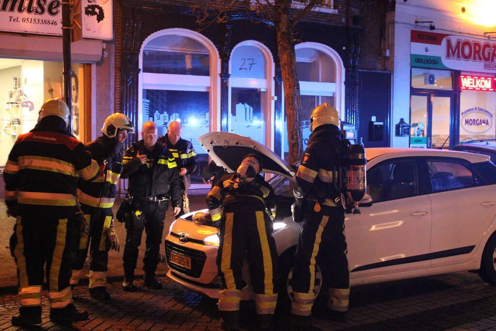 Brandweer controleert auto op brand