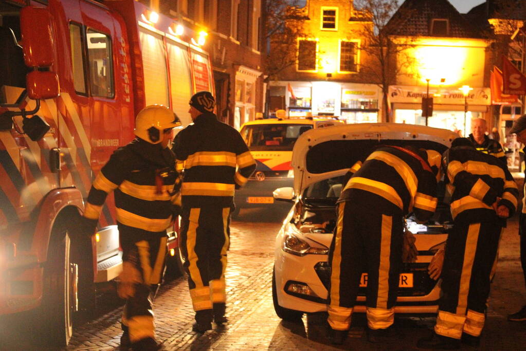 Brandweer controleert auto op brand