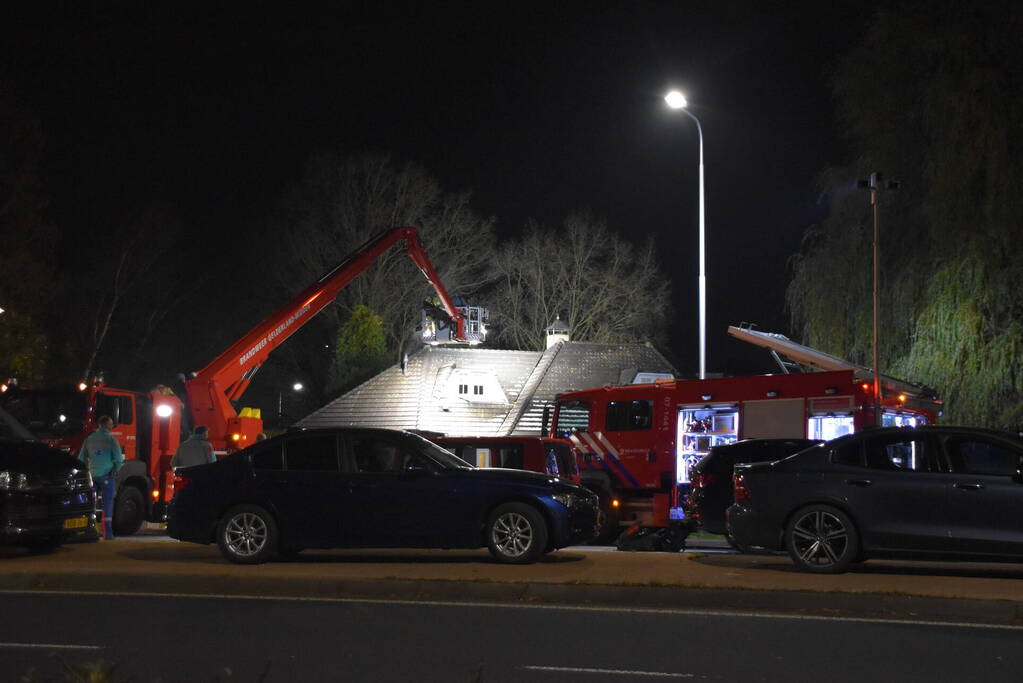 Persoon op dak van woning