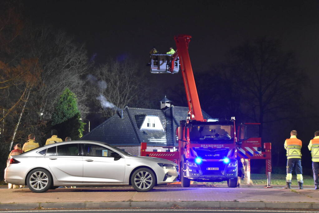 Persoon op dak van woning