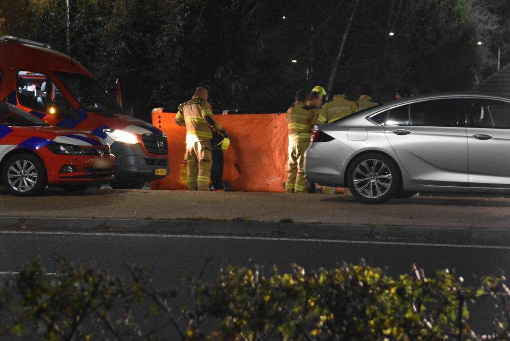 Persoon op dak van woning