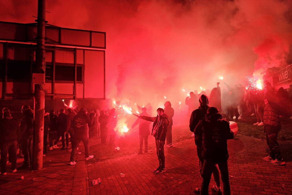 Sfeeractie bij druk bezochte dorpsderby