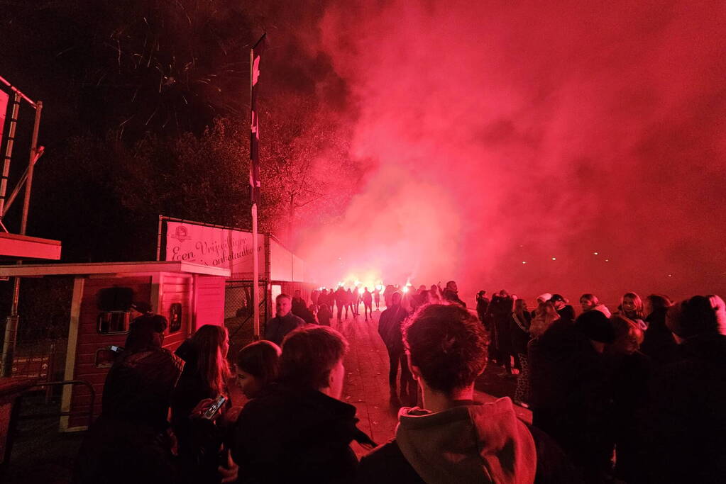 Sfeeractie bij druk bezochte dorpsderby