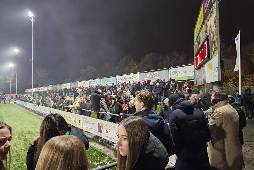 Sfeeractie bij druk bezochte dorpsderby