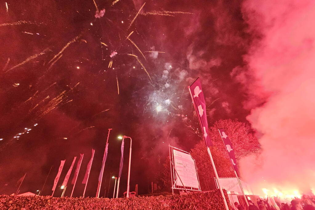 Sfeeractie bij druk bezochte dorpsderby