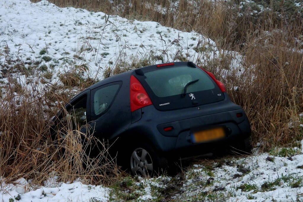 Automobilist belandt in sloot door gladheid