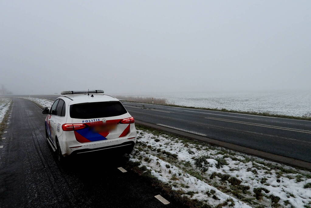 Automobilist belandt in sloot door gladheid