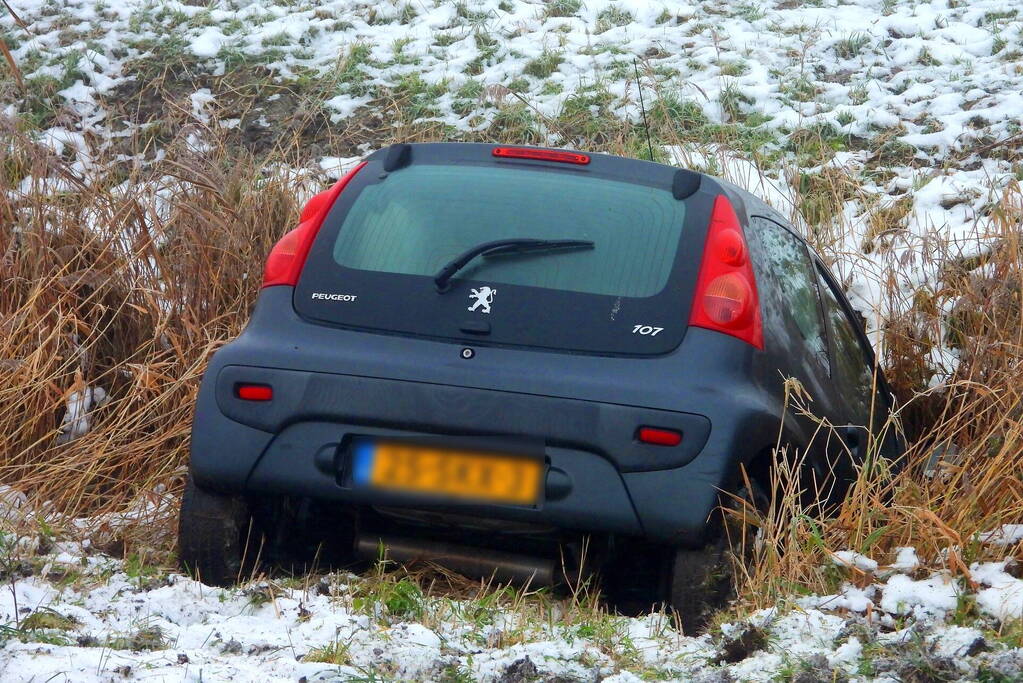 Automobilist belandt in sloot door gladheid