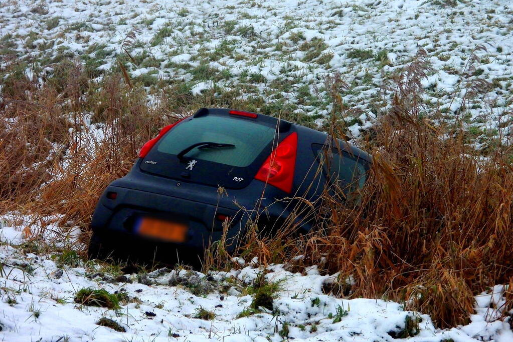 Automobilist belandt in sloot door gladheid