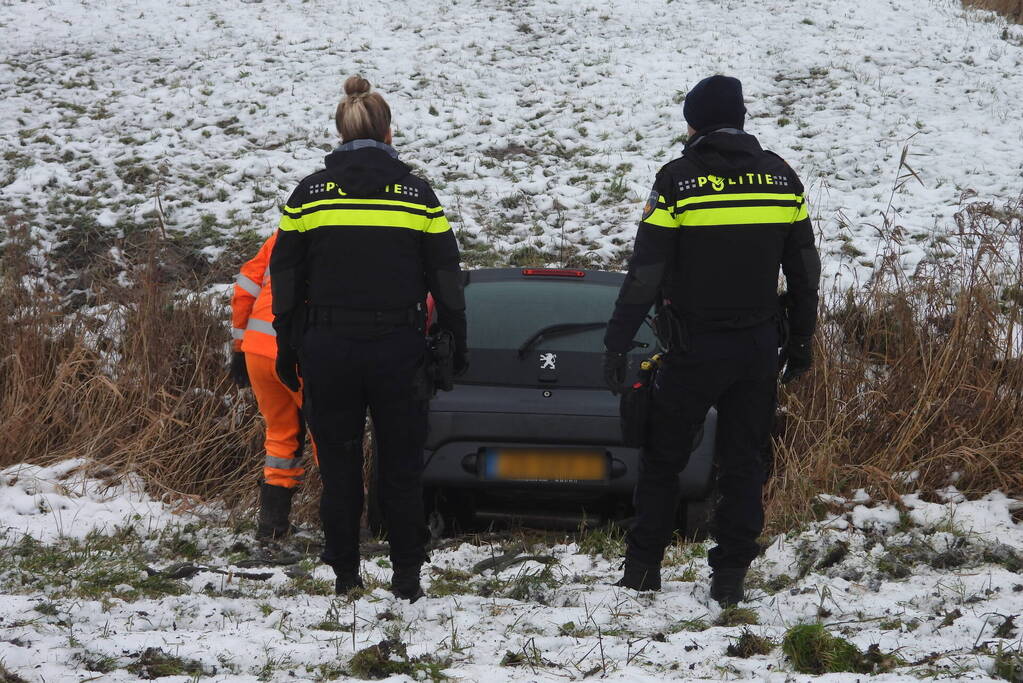 Automobilist belandt in sloot door gladheid