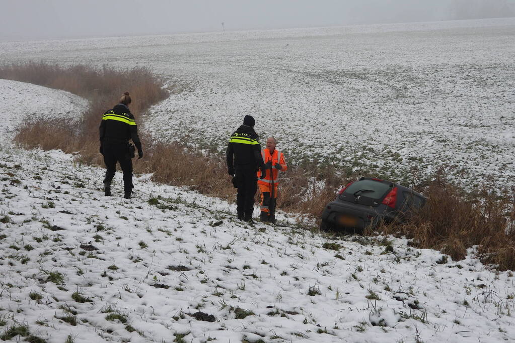 Automobilist belandt in sloot door gladheid