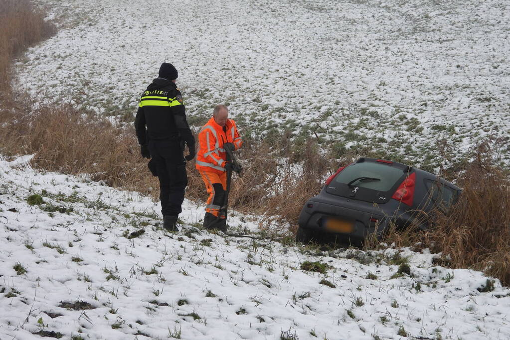 Automobilist belandt in sloot door gladheid